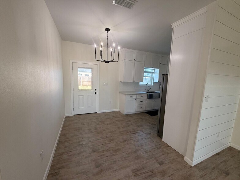 Building Photo - 487 Arboleda Ln