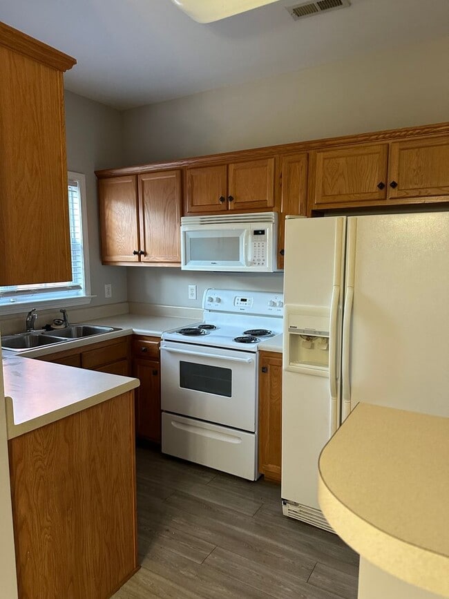 Building Photo - Nice 3 bedroom, 2.5 bath townhouse at Silv...
