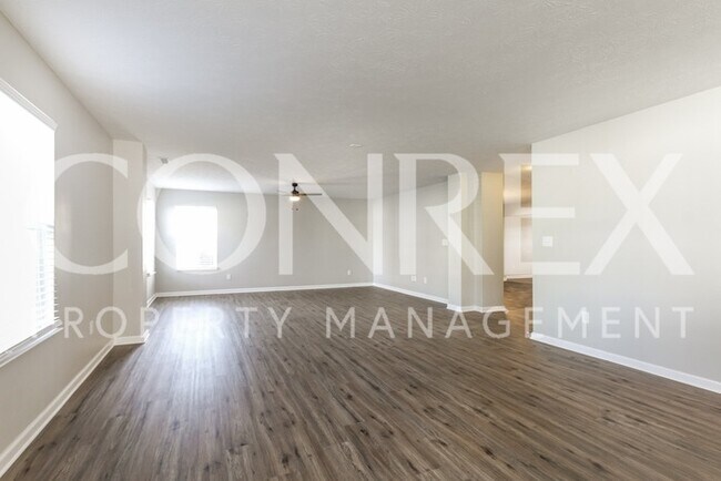Building Photo - 2111-2112 12 Oaks Dr