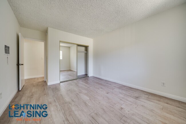 Building Photo - 5133 Yarmouth-25D