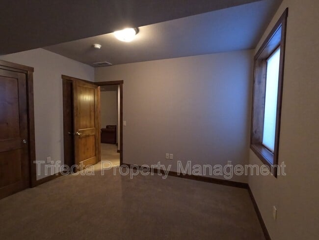 Building Photo - 1032 Hessen Dr