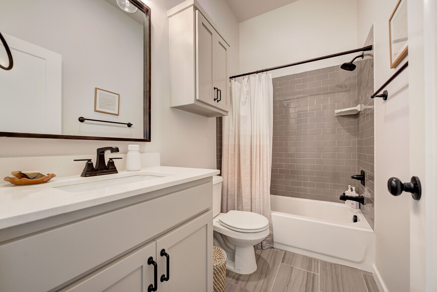 Secondary Bath - 817 Scully Rd