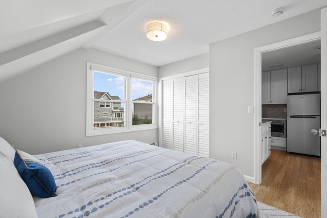 Building Photo - 62 Cosey Beach Ave