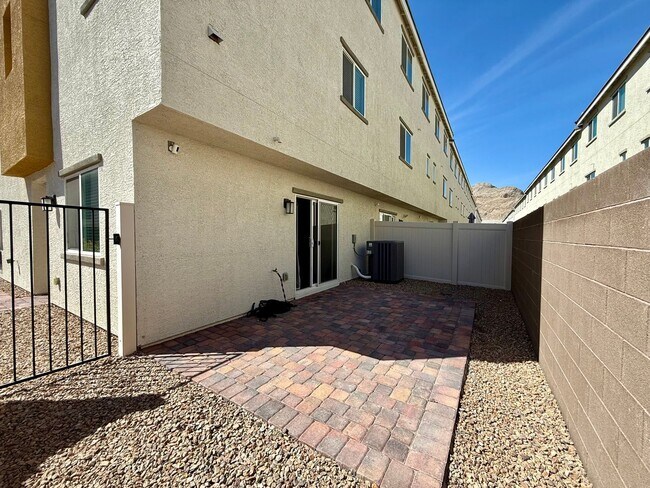 Building Photo - Modern Townhome Near Lone Mountain | Gated & Pool