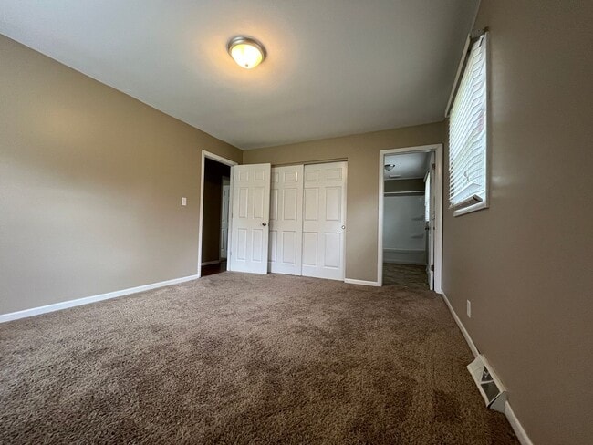 Building Photo - Very Large Home South of Warsaw 4 Bedroom