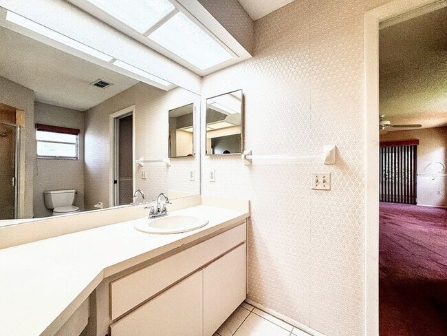 Building Photo - "Charming 2-Bedroom Oasis with 2 Full Baths in New Port Richey - Spacious 1747 Sq. Ft. Gem!"