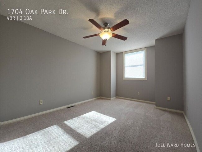 Building Photo - 1704 Oak Park Dr