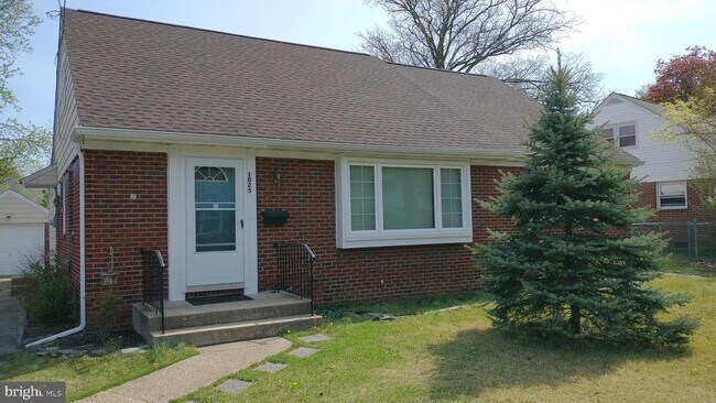 Building Photo - 1025 Oakwood Rd