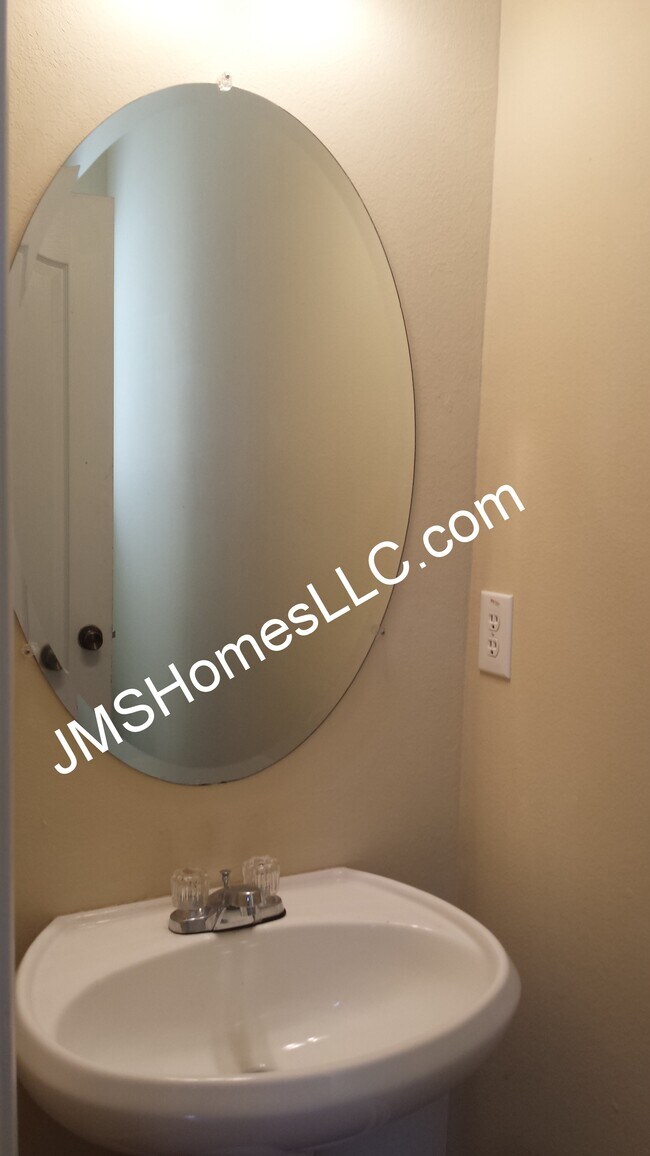 Powder room - 2815 Windsor Forrest Ct