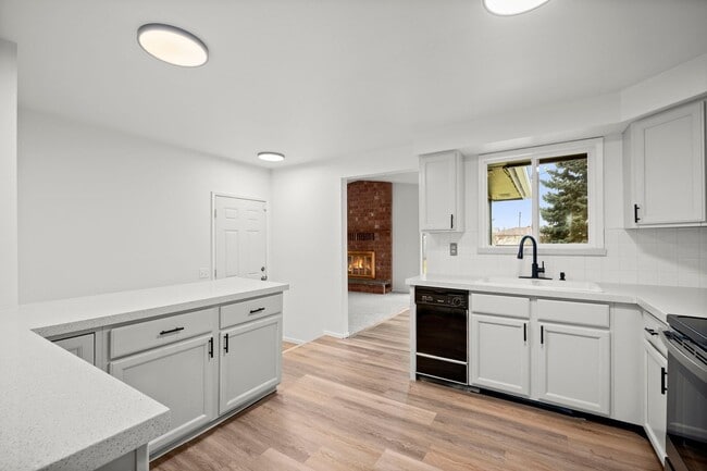 Building Photo - Great Location! - 3 Bedroom Valley Home!