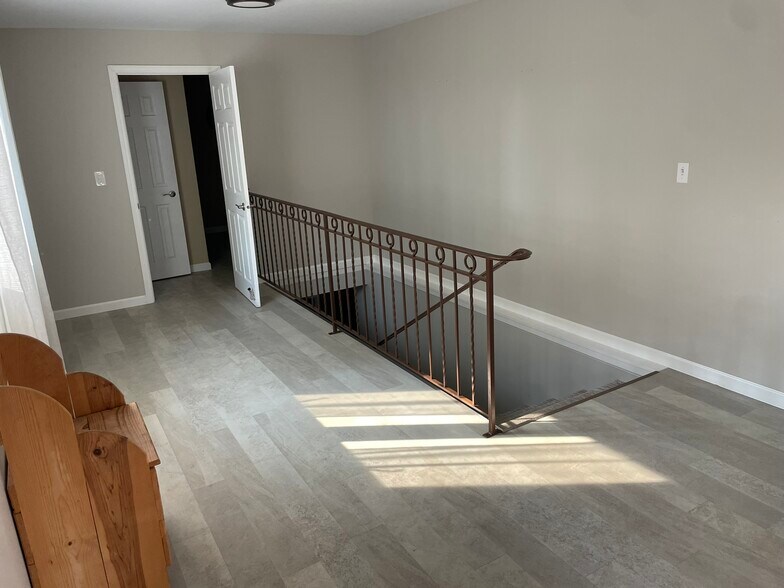 Entryway/Stairs to Basement - 622 N Shore Dr