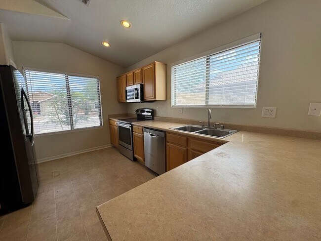 Building Photo - BEAUTIFUL 3 BEDROOM 2 BATHROOM HOME IN GOO...