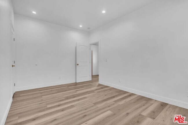 Building Photo - 261 W 43rd Pl