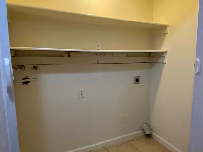 Building Photo - Spacious Duplex with Two Bedrooms, Two Bathrooms and Two Car Garage