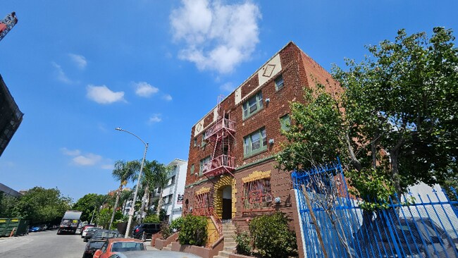 Building Photo - 844 S Westlake Ave