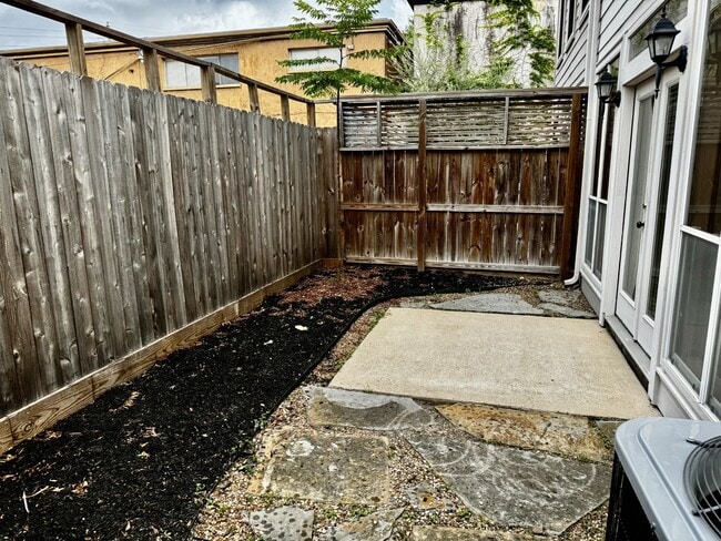 Building Photo - 4916 Travis St