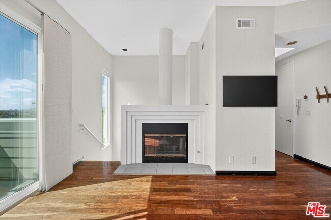 Building Photo - 1653 Micheltorena St
