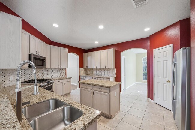 Building Photo - 19010 Country Square Dr