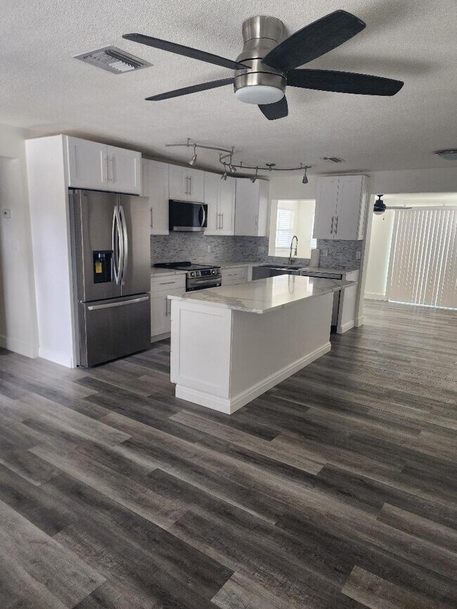 Building Photo - 1703 Marina Terrace