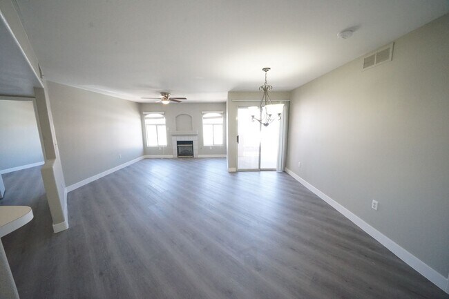 Building Photo - SHOWINGS AVAILABLE NOW
