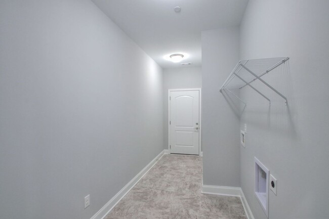 Building Photo - Well appointed Townhome