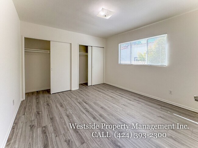 Building Photo - 145 N La Peer Dr