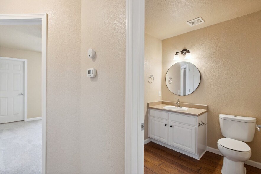 Building Photo - Updated 2-Bed, 2-Bath Condo Just 15 Minute...