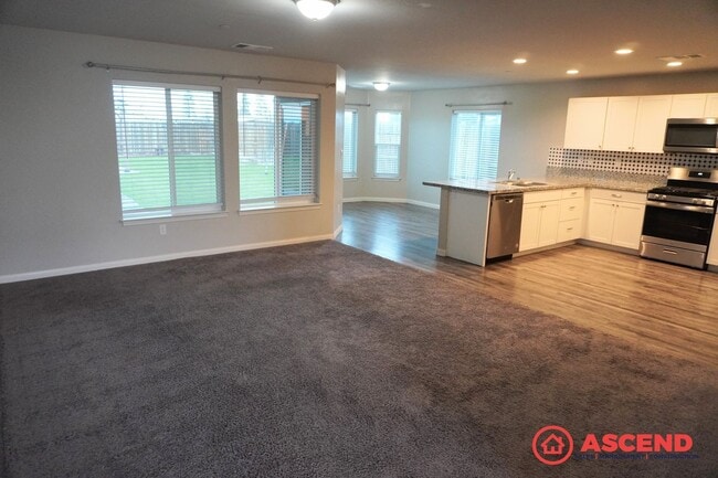 Building Photo - Stunning Home Off of Taft Highway and South H Street!