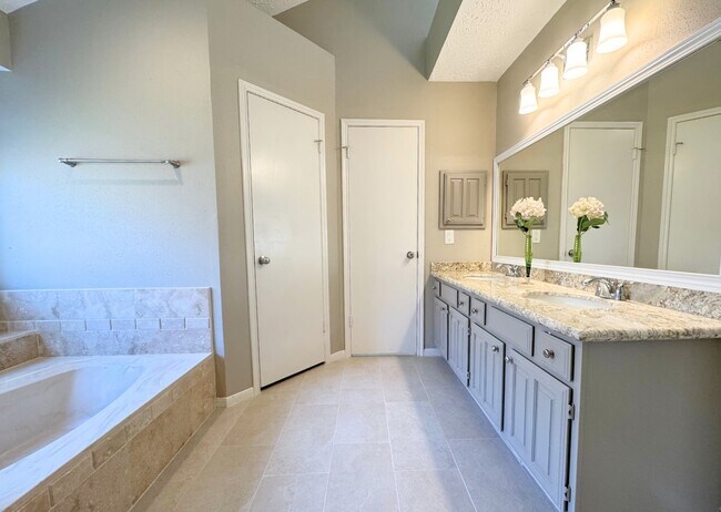 Building Photo - 2011 Echo Ridge