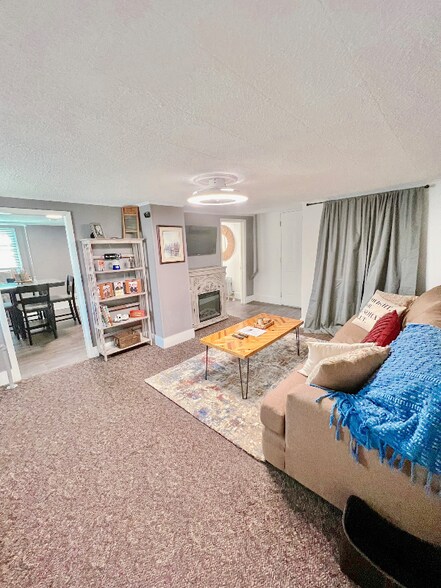 Building Photo - 123 Mortimer St