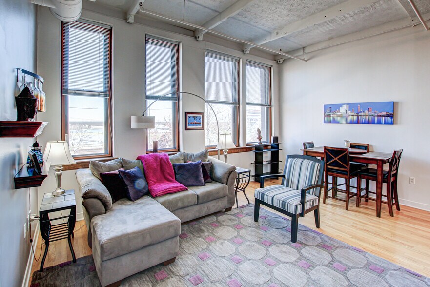 Building Photo - 1133 W 9th St