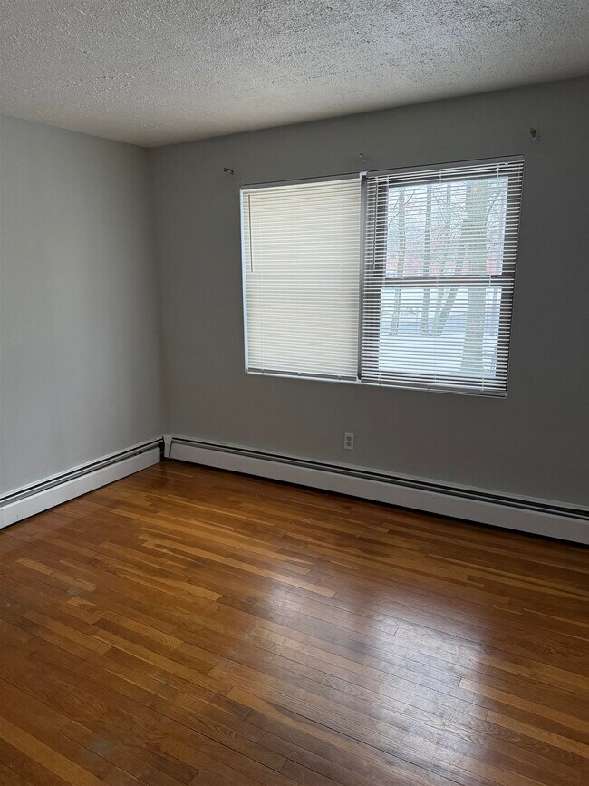 Building Photo - 4 Brook Rd