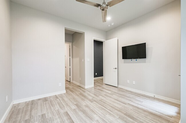 Building Photo - 711 W Clay St