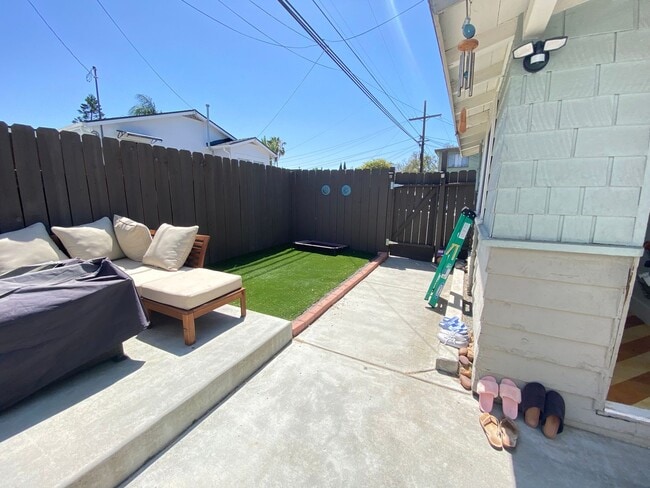 Building Photo - Adorable 2 Bedroom Cottage with Fenced yard, Washer+Dryer, Dishwasher, Reserved Parking!