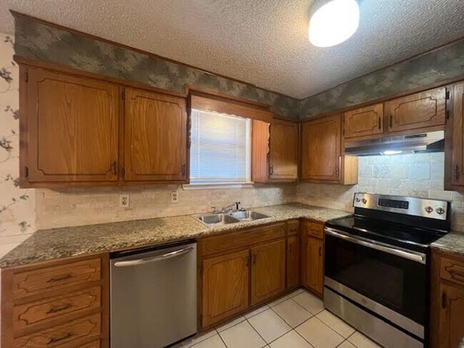Building Photo - Spacious 3/2 in Midway ISD