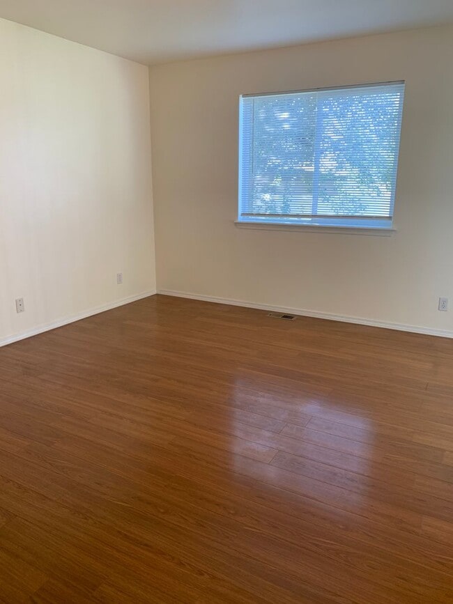 Building Photo - Charming Single-Level Rancher – 2 Bed, 2 Bath