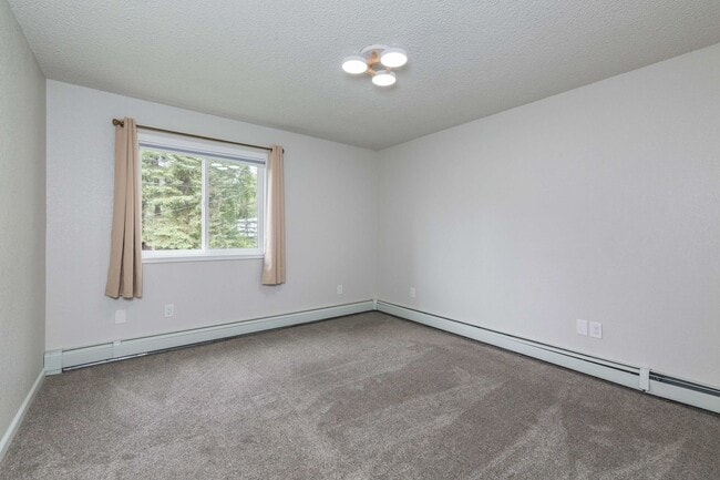 Building Photo - 5 bed 3 bath Home in Fairbanks