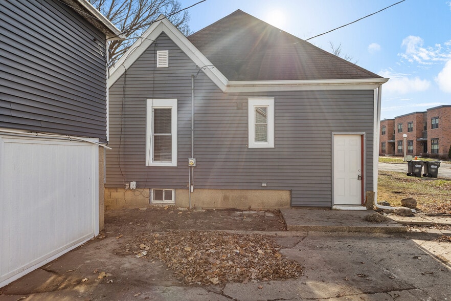 Building Photo - 402 E Elm St