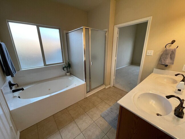 Building Photo - 6704 Golden Oak Ln