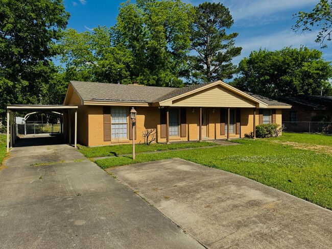 Building Photo - Cute & Cozy 3 Bedroom / 2 Bathroom in Mont...