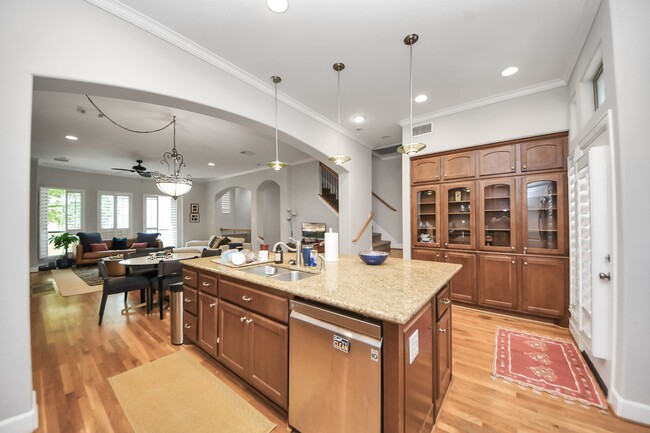 Building Photo - 584 Bomar St