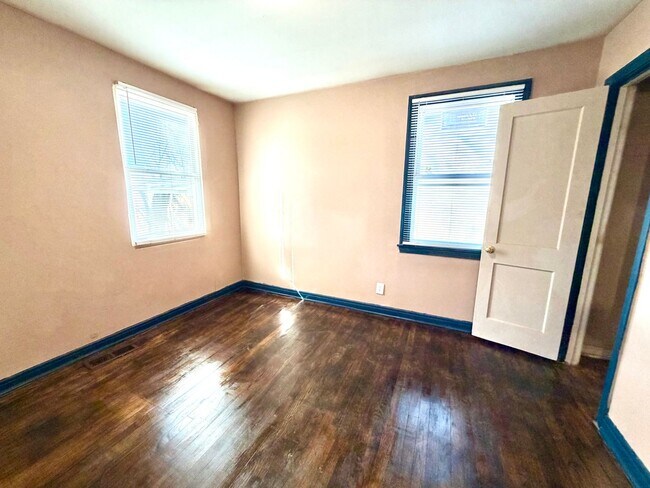 Building Photo - Central Location to Huntsville!