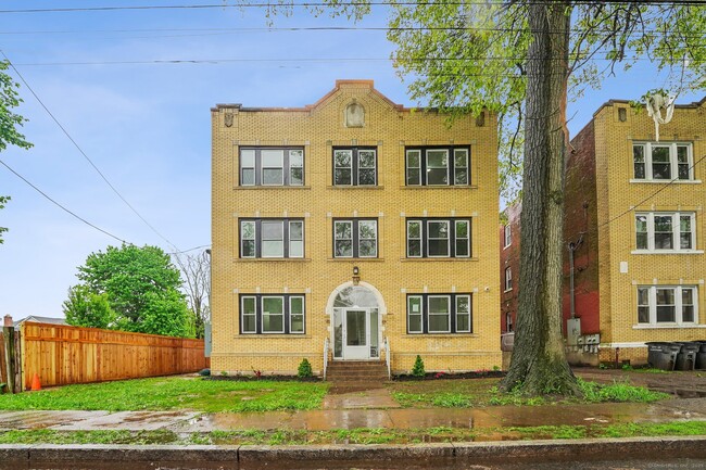 Building Photo - 208 Magnolia St
