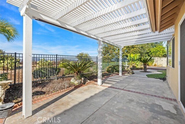 Building Photo - 2 Crystalglen