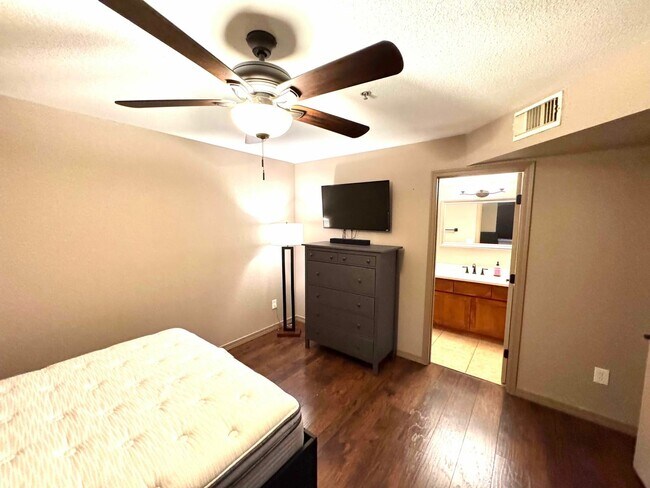 Building Photo - Furnished Moved In Ready 2nd Story End Unit 1bd/!ba At the Arbors