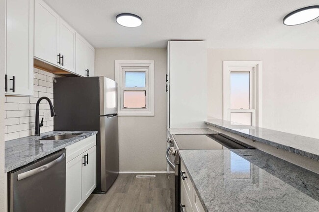 Building Photo - Updated 2 Bedroom Upstairs Apartment
