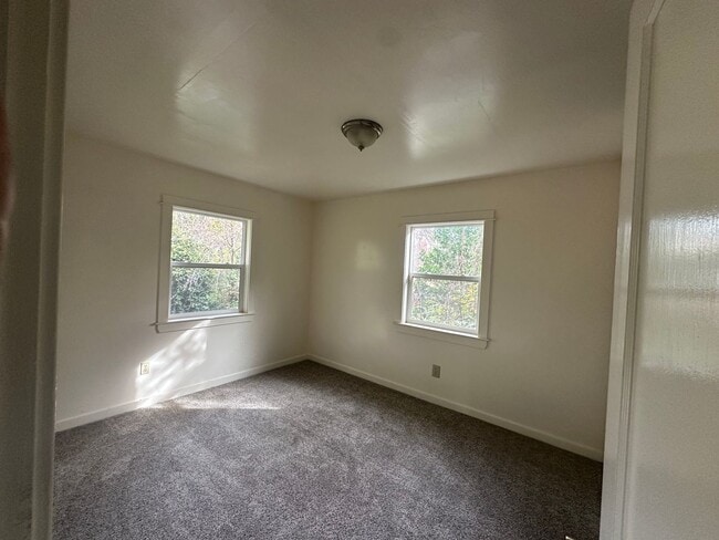 Building Photo - Cozy Quiet Grass Valley Charmer - 1/1 650 SF (Driveway, Parking, & Yard)