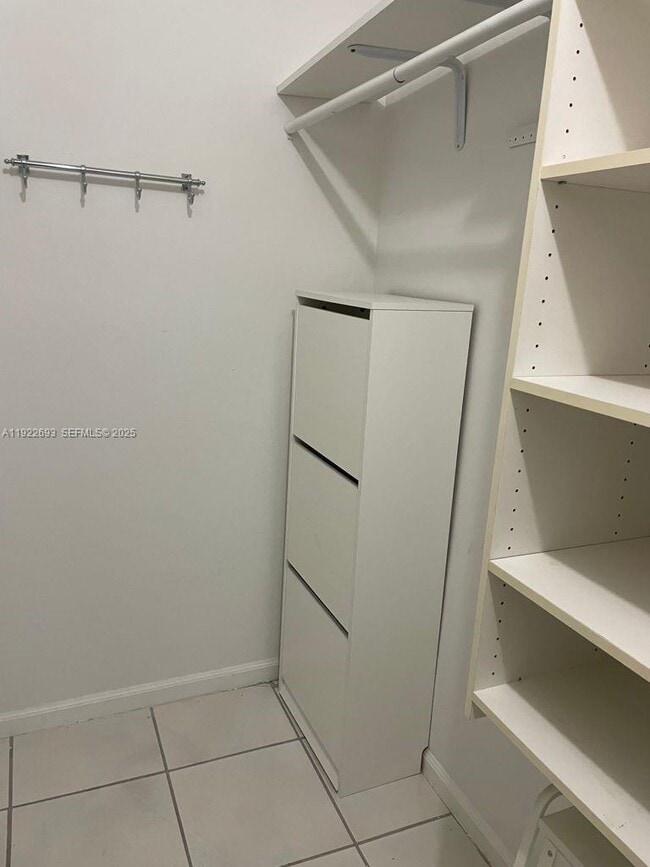 Building Photo - 3141 N Palm Aire Dr