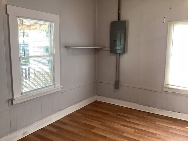 Building Photo - DOWNTOWN WILMINGTON! Historic Cottage - 2B...