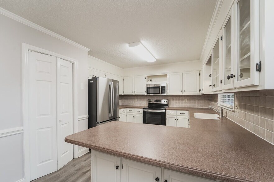 Building Photo - 2215 Knollgate Dr